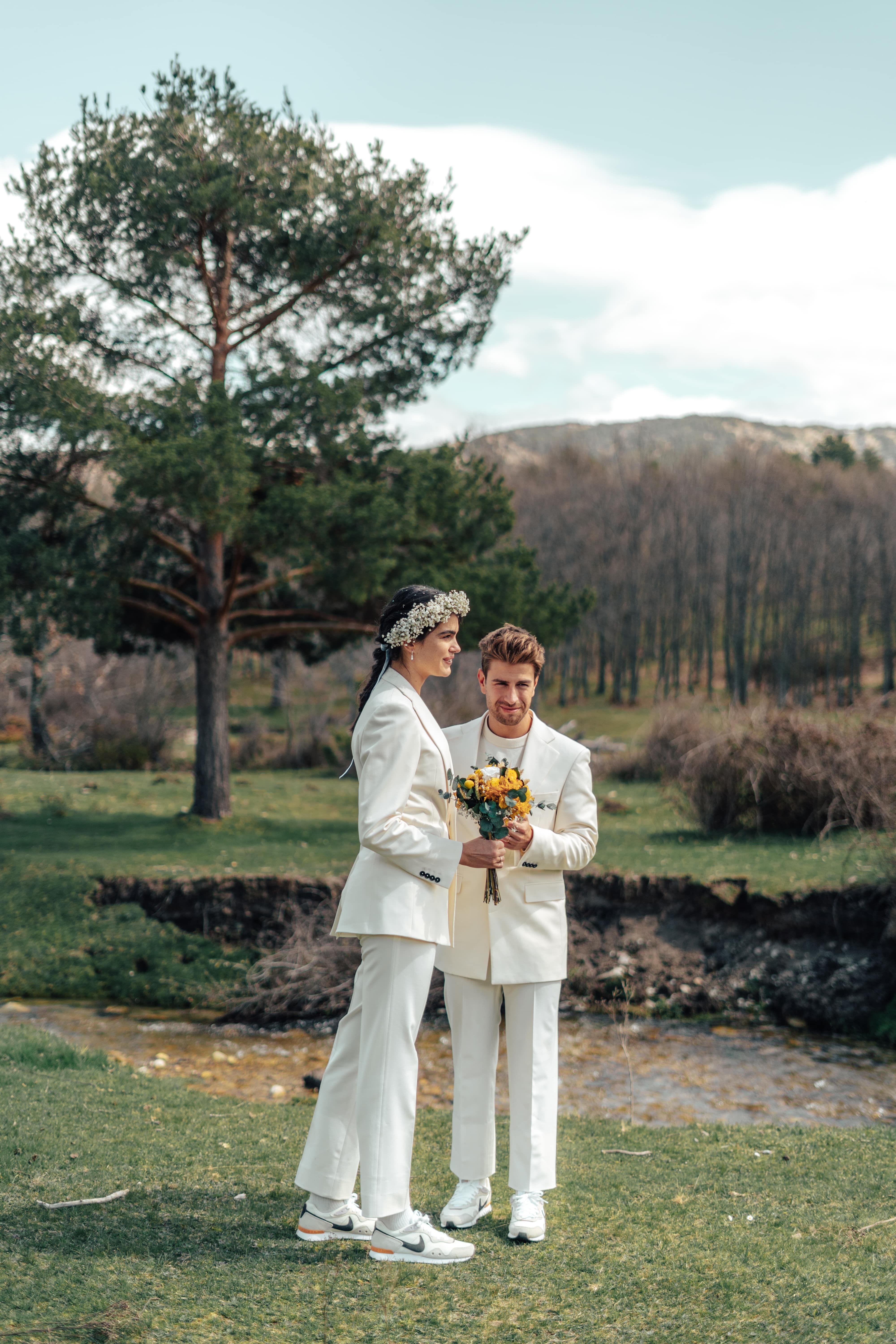 traje de novio con zapatillas