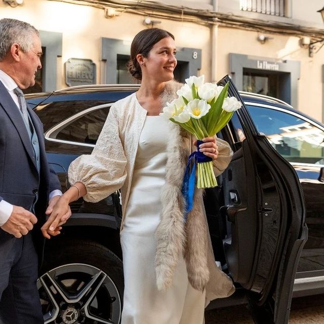 Esta llorando Bienvenido Dinkarville La novia gallega con abrigo, vestido vintage de Balenciaga y Manolos