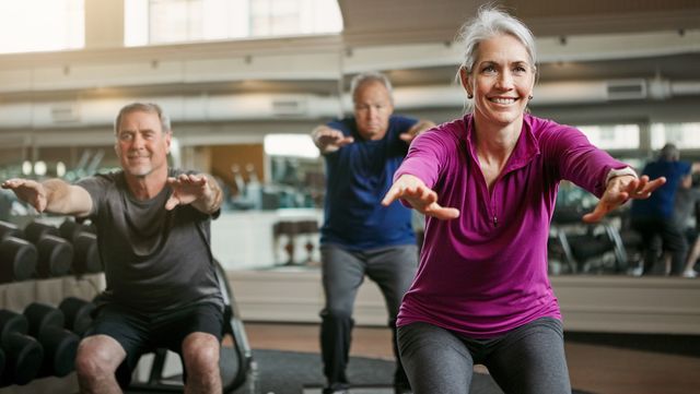 oudere mensen aan het sporten om niet te krimpen