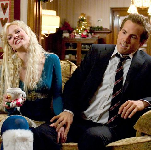 ryan reynolds and anna faris sitting on couch in just friends christmas comedy movie