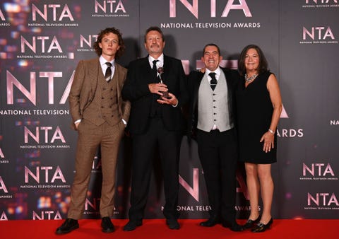 harry kirton, steven knight y packy lee con el premio de drama que regresa por 'peaky blinders' en la sala de ganadores de los premios de televisión nacional 202