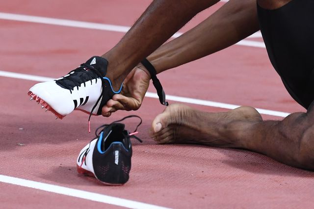 el corredor de bahamas steven gardiner se quita sus zapatillas de clavos tras la final mundial de 400m de doha 2019