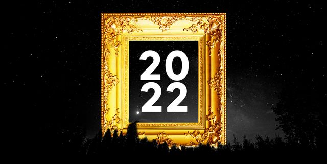 the numbers 2022 inside a golden picture frame in a night sky