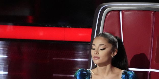 Grande Flashes Toned In Crop Top On 'The Voice'