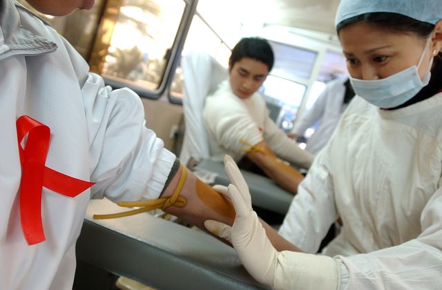 un donante de sangre en el día mundial de la lucha contra el sida