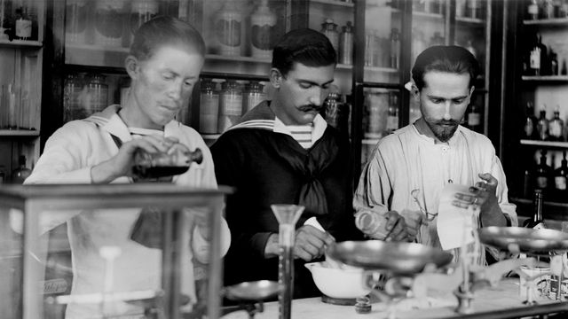 foto antigua con tres farmacéuticos trabajando