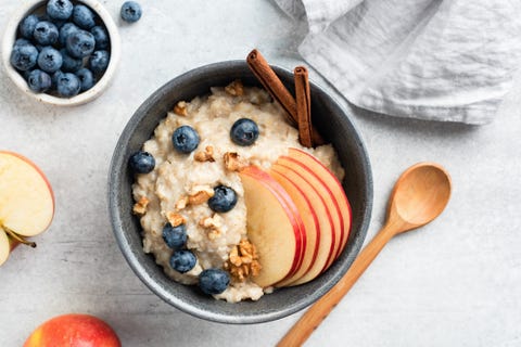 gachas de avena con manzana, canela y arándanos