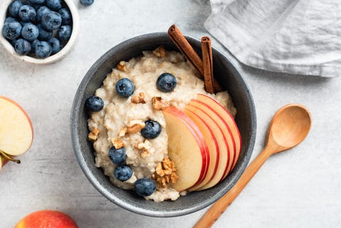 oatmeal porridge with apple, cinnamon and blueberries