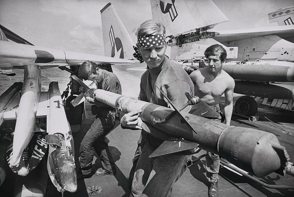 off-vietnam-crewmen-handle-a-sidewinder-