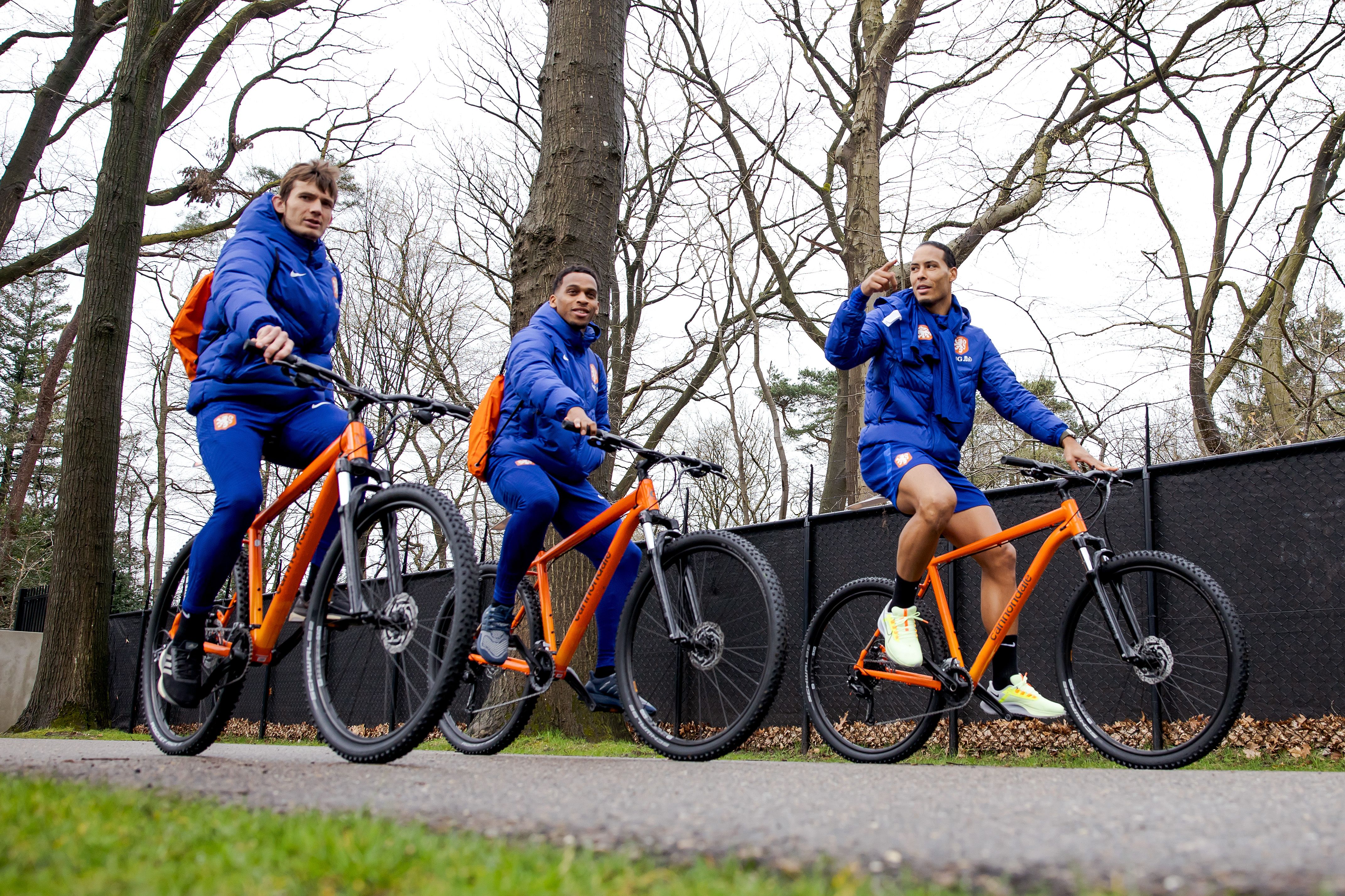 Verniel Rose kleur Diploma Voetballers van Oranje fietsen voortaan op Cannondale