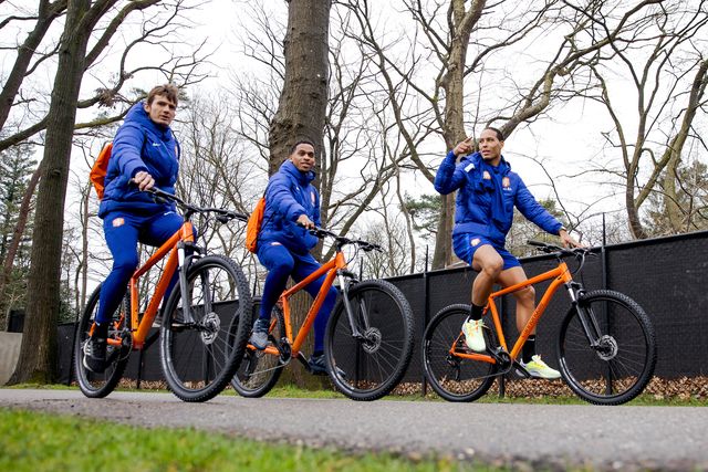 Verniel Rose kleur Diploma Voetballers van Oranje fietsen voortaan op Cannondale