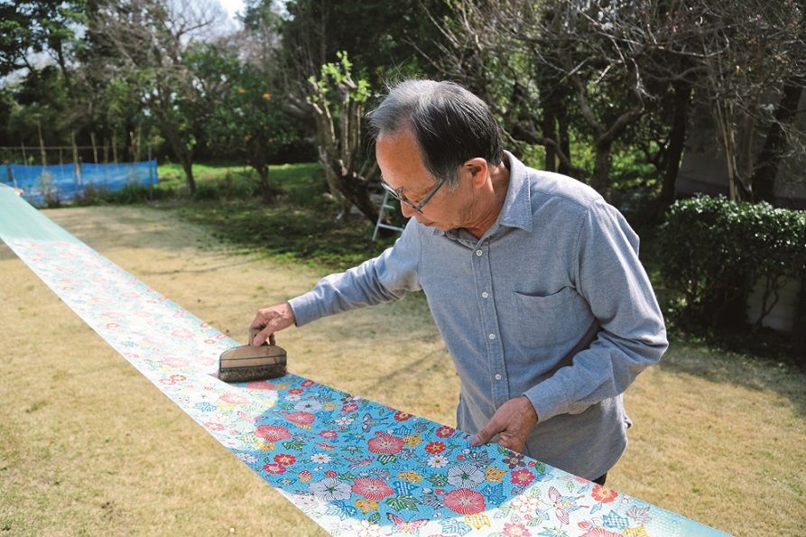 芹沢銈介門下で研鑽を重ねた青春の日々｜型絵染作家・岡本隆志さん