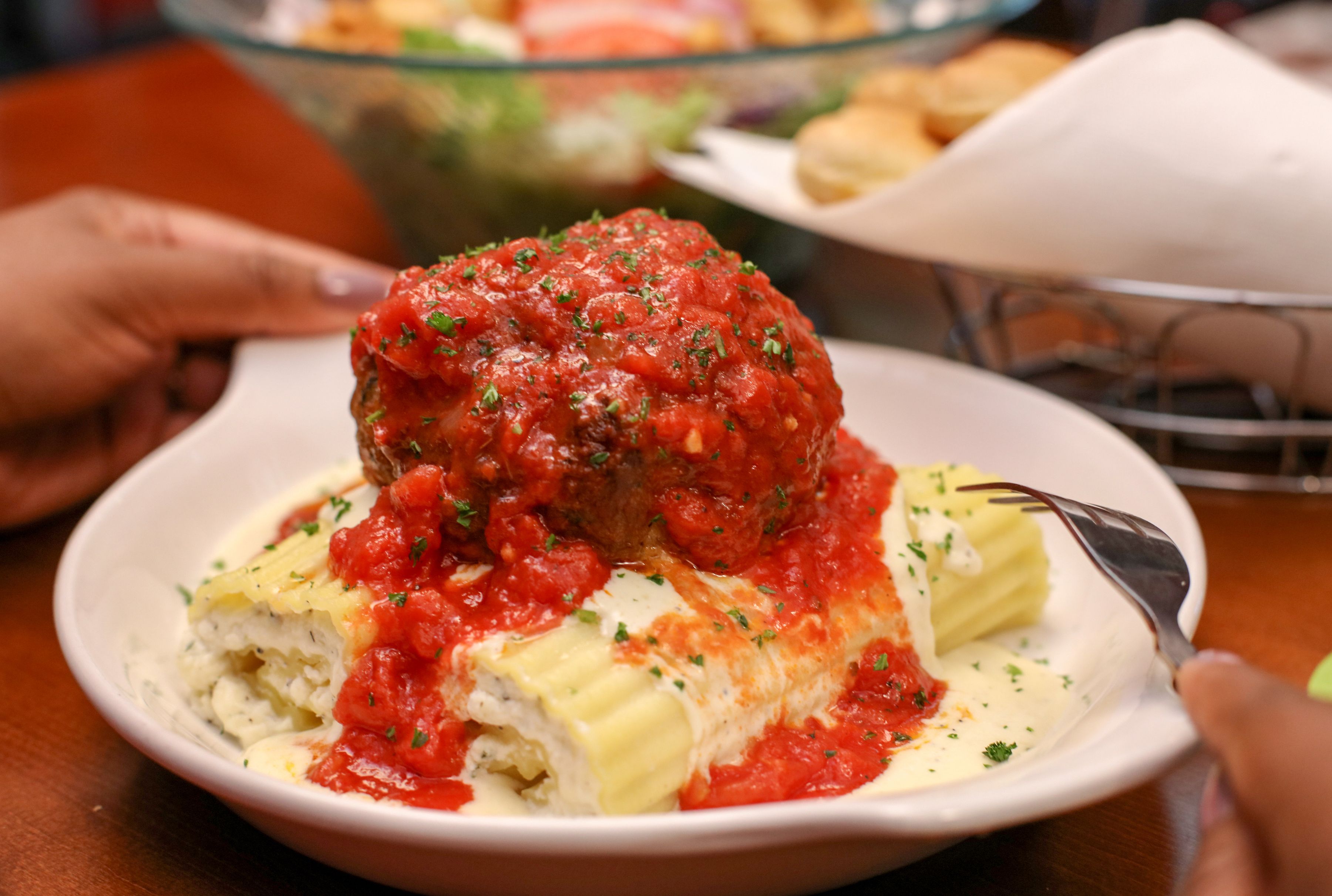 Olive Garden S Newest Pasta Dish Comes With A Giant 12 Ounce Meatball