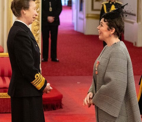オスカー女優オリヴィア コールマンが 大英帝国勲章を受勲 オスカー女優オリヴィア コールマンが 大英帝国勲章を受勲