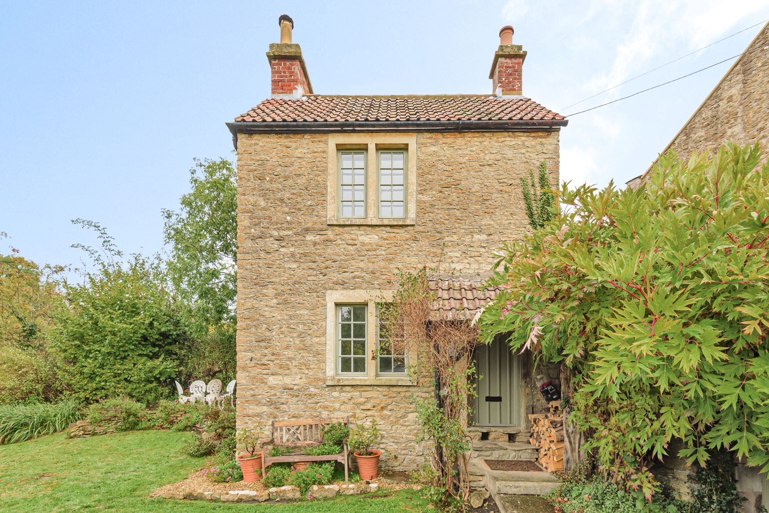 Una minicasa en estilo cottage que parece de cuento