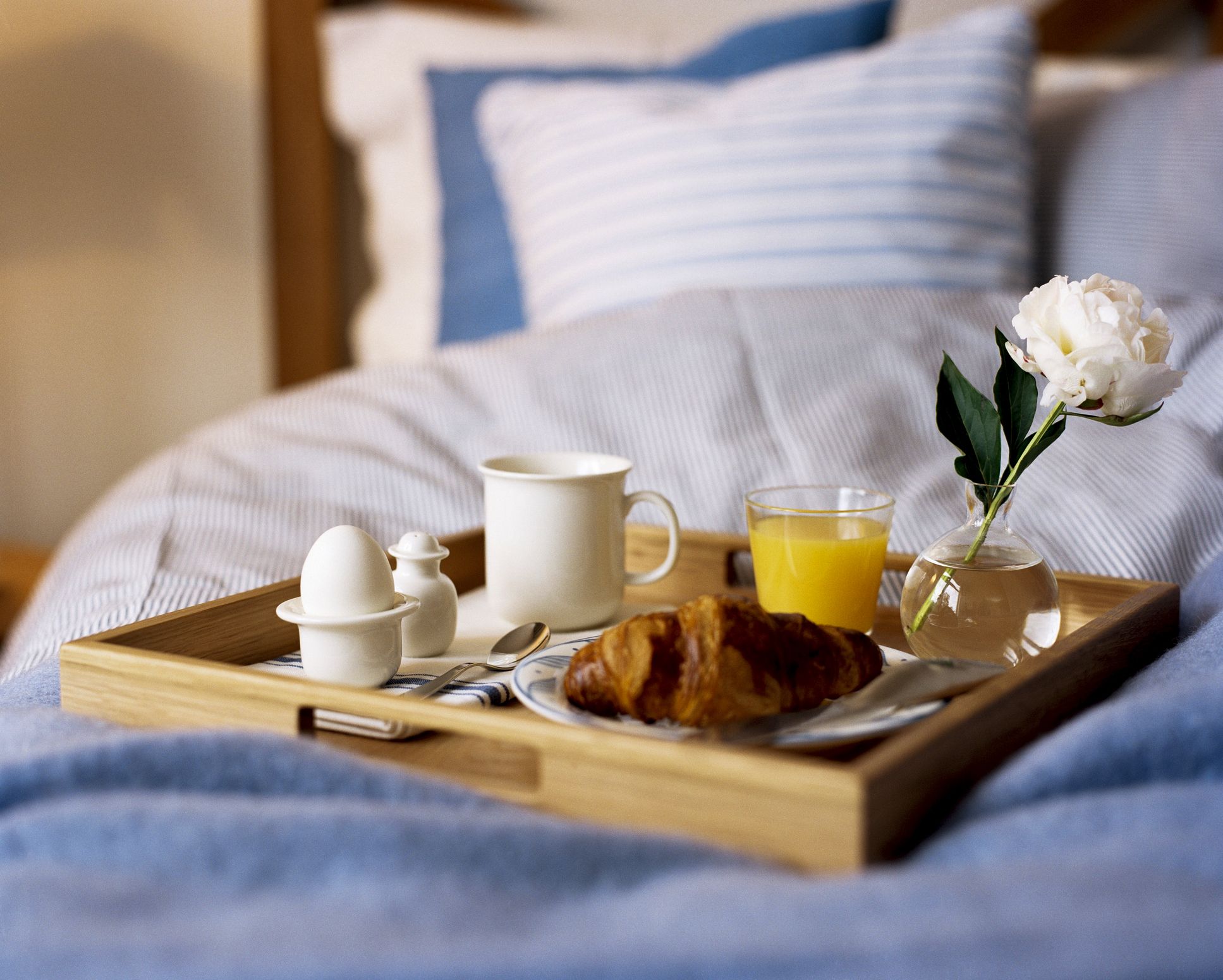Принести завтрак в постель. Кофе в постель. Завтрак в постель. Романтический завтрак в постель. Романтическое утро.