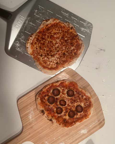 oni volt 12 elektrikli pizza fırınında pişirilen iki pizza