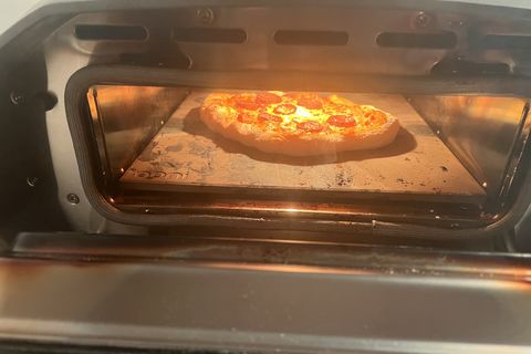 ooni volt 12 elektrikli pizza fırınının içinde bir pizza pişiriyor