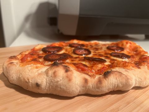 oni volt elektrikli fırında pişirilen bir napoliten pizza