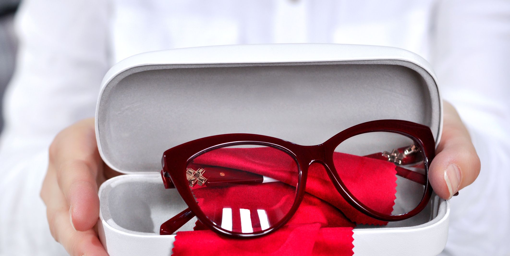 おすすめの眼鏡ケース5選【持ち運びに優れ、衝撃に強いハードタイプ】