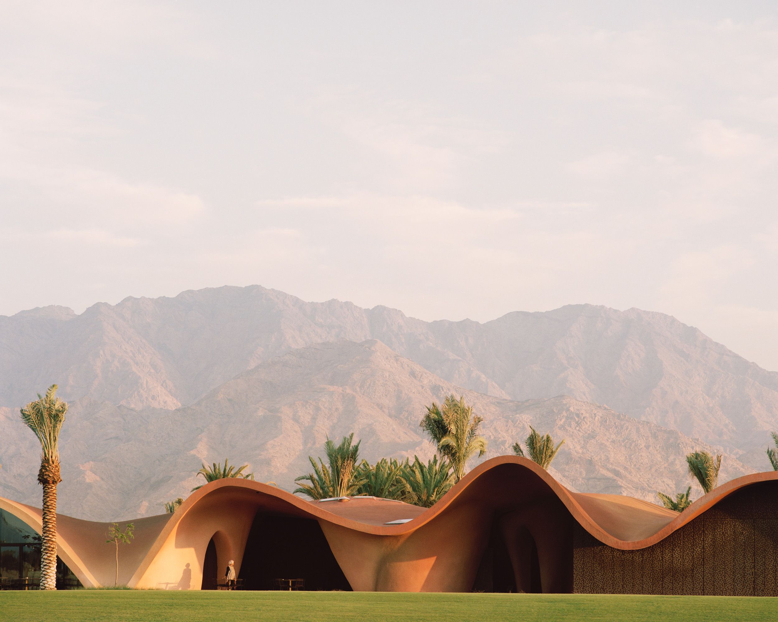 Un club de golf con forma de dunas en pleno desierto