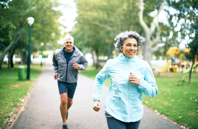 oudere man en vrouw hardlopend in het park