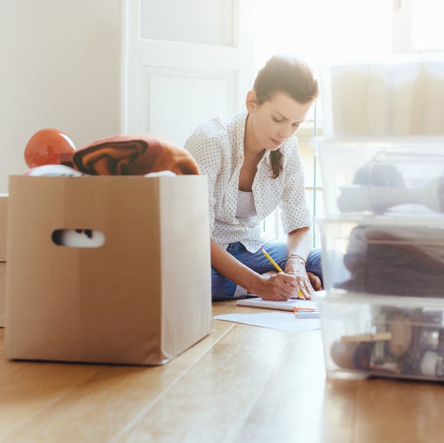 Mujer ordenando la casa Mujer ordenando la casa
