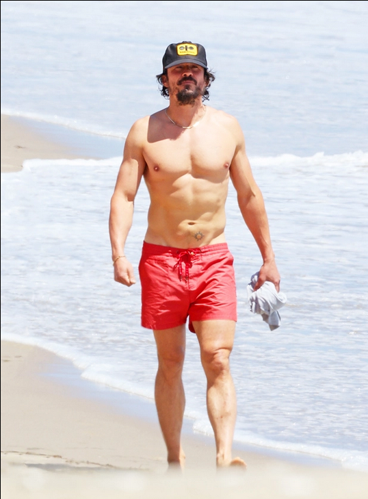 Orlando Bloom se exhibe sin camiseta en la playa con 45 años