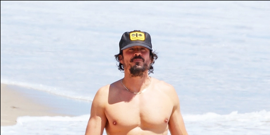 Orlando Bloom se exhibe sin camiseta en la playa con 45 años