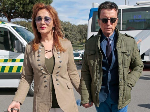 ana maria aldon ortega cano ambulancia ana maria aldon y ortega cano pasean cpgidos de la mano con una ambulancia al fondo