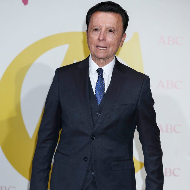 José Ortega Cano el torero, con un traje gris y corbata azul