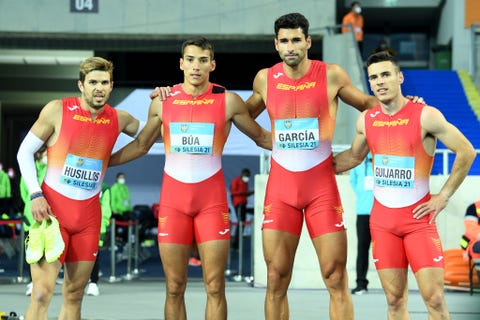 Oscar Husilos, Lucas Pua, Samuel Garcia i Manuel Guzaro przed obsługą sztafety 4x400m na ​​Silesian World Relays