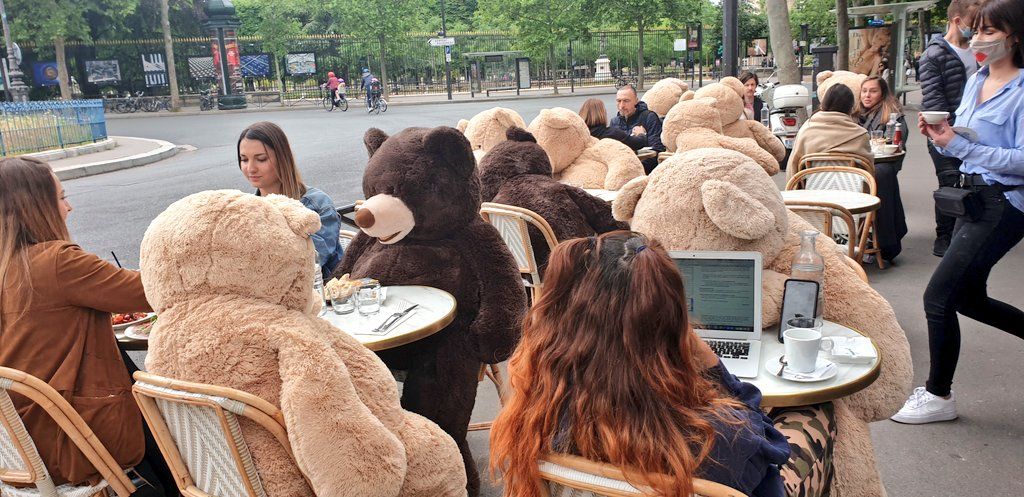 Qué hacen estos osos de peluche gigantes ocupando París?
