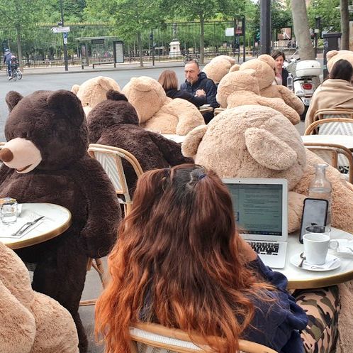 Qué hacen estos osos de peluche gigantes ocupando París?