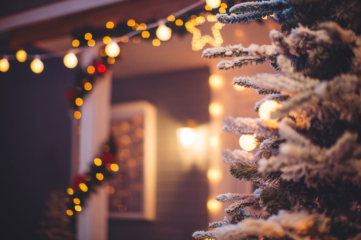 How To Hang Your Outdoor Christmas Lights Like A Pro