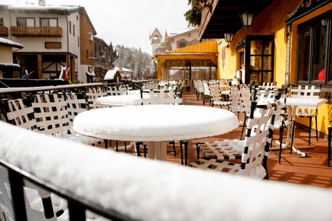 village de ski en plein air, restaurant à vail, colorado hiver neige