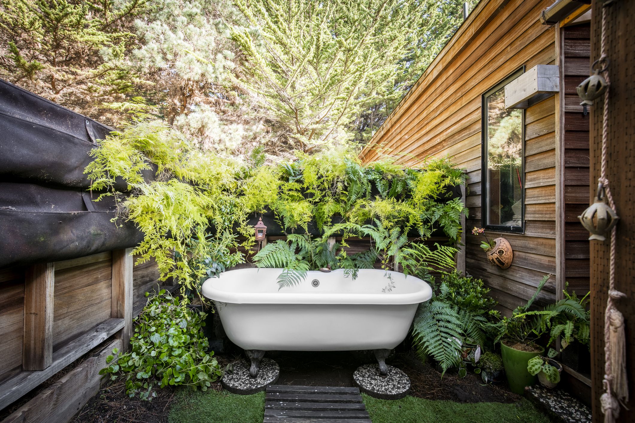 outdoor clawfoot bathtub