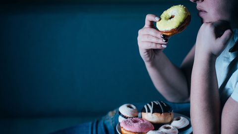 depressieve vrouw eet donuts