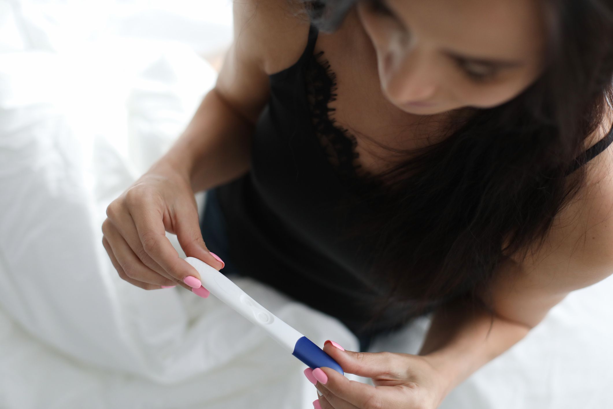 Тест на беременность в руках у девушки