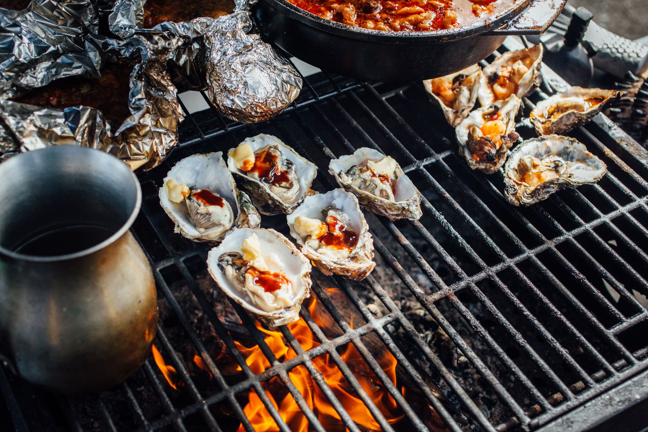 https://hips.hearstapps.com/hmg-prod.s3.amazonaws.com/images/oysters-on-the-grill-in-baja-california-royalty-free-image-1689287126.jpg