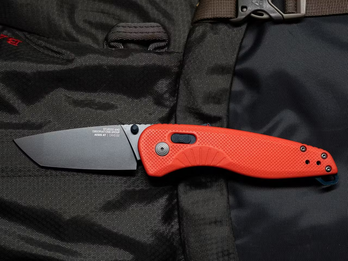 https://hips.hearstapps.com/hmg-prod.s3.amazonaws.com/images/p74537-sog-knives-aegis-at-tanto-rescue-red-indigo-10-pdp-web-1673969963.png?crop=1xw:0.75xh;center,top&resize=1200:*