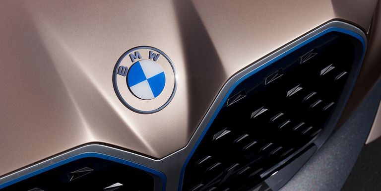 BMW、ブランドロゴを「フラットな二次元デザイン」に変更！ しかし車体