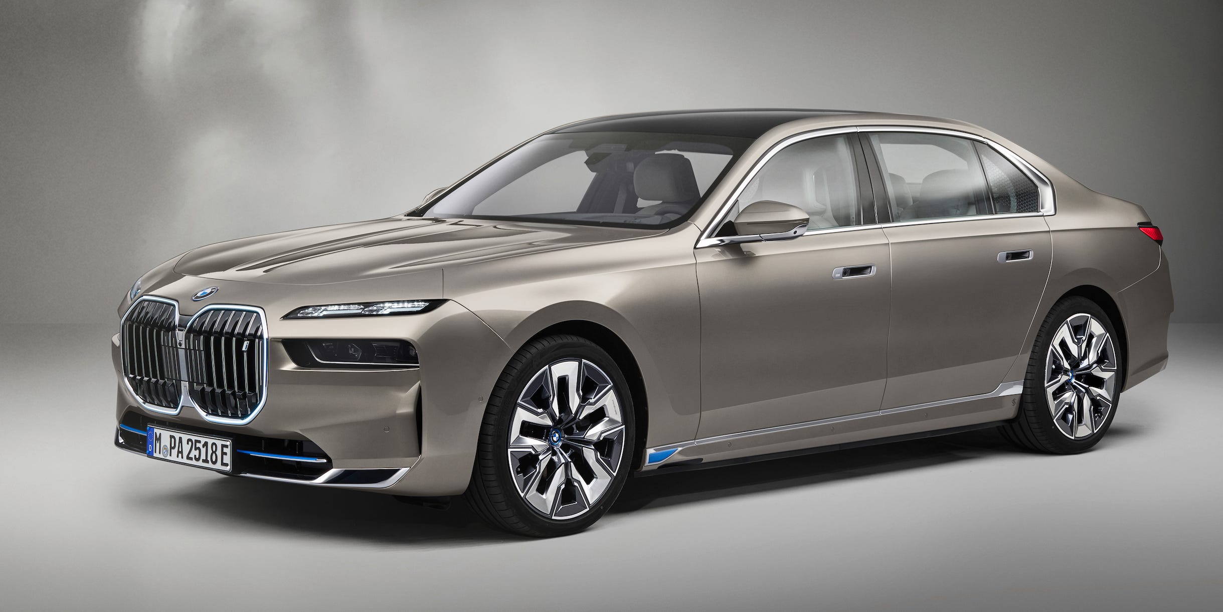All-Electric 2023 BMW i7 Leads the Way for a Radical New 7-Series