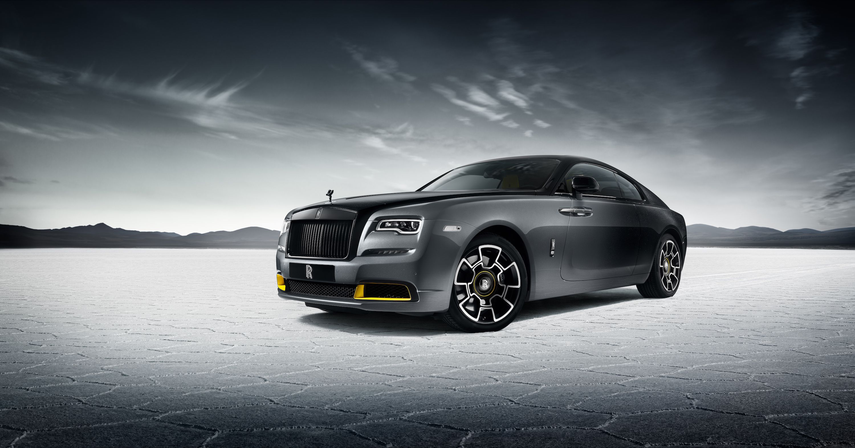 Rolls-Royce Wraith Black Arrow - Coupe V-12 cuối cùng của hãng: Chiếc Rolls-Royce Wraith Black Arrow - Coupe V-12 cuối cùng của hãng là một bản tuyệt tác của sự tinh tế và quyền lực. Với thiết kế đổi mới và cực kỳ tinh tế, động cơ mạnh mẽ và những tính năng tiên tiến, chiếc xe này chắc chắn sẽ làm say đắm những người đam mê xe hơi và tôn vinh chất lượng đỉnh cao.