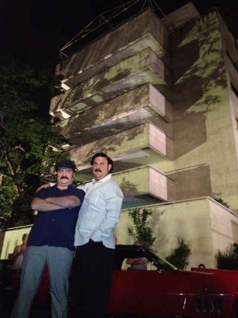 Il narcotrafficante Pablo Escobar sotto il suo palazzo, il tristemente noto Edificio Monaco