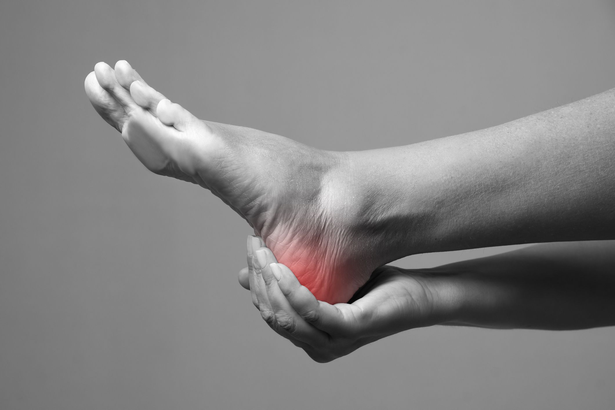 足底のアーチが崩れると 外反母趾や強剛母趾の原因に 予防策やケア方法とは 更年期のお悩み相談室