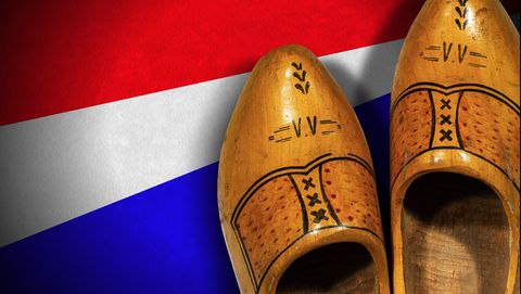 klompen op nederlandse vlag