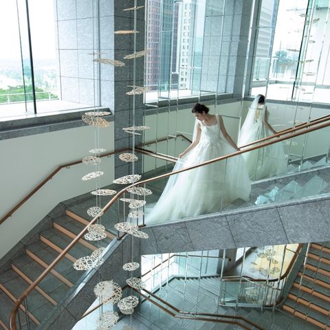 パレスホテル東京の階段スペースに立つ花嫁の写真。