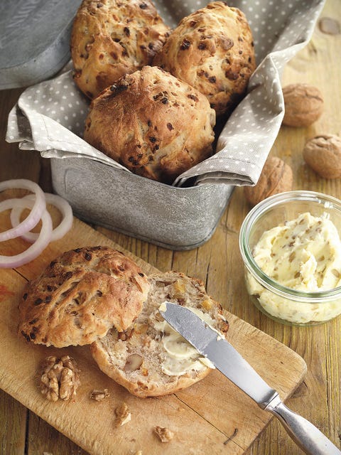 pan de nueces y cebolla con mantequilla de nueces