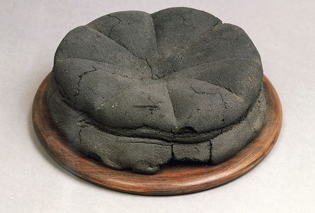 pan carbonizado por la erupción de pompeya que se conserva en el museo arqueológico nacional de italia